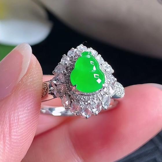 18K金翡翠阳绿葫芦戒指